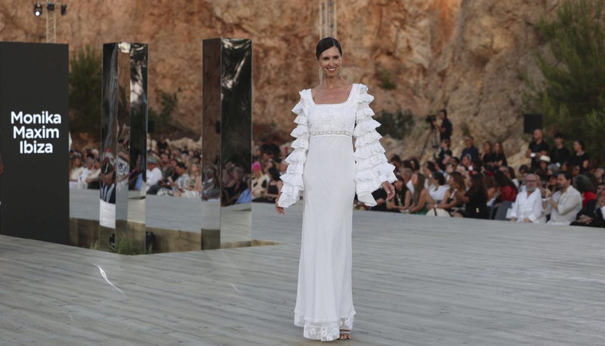 Tony Bonet con la reina Letizia vestida con un modelo de su colección en Marivent . |  |