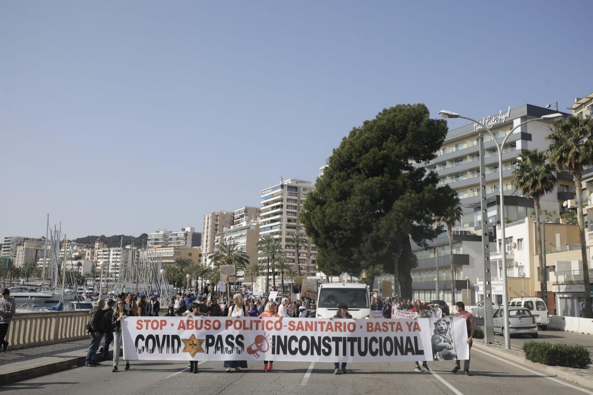 Centenares de negacionistas recorren las calles de Palma al grito de “libertad”