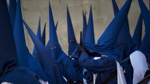 Integrantes de una cofradia de nazarenos, durante una reciente procesion en Madrid.