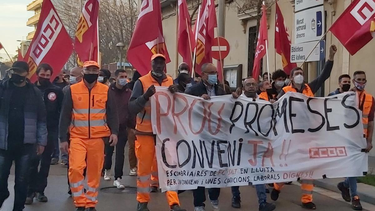 La capçalera de la manifestació a Salt amb els escombriaires el 30 de desembre