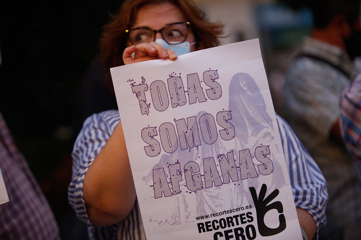 Centenares de personas claman en Córdoba por los derechos de las mujeres afganas