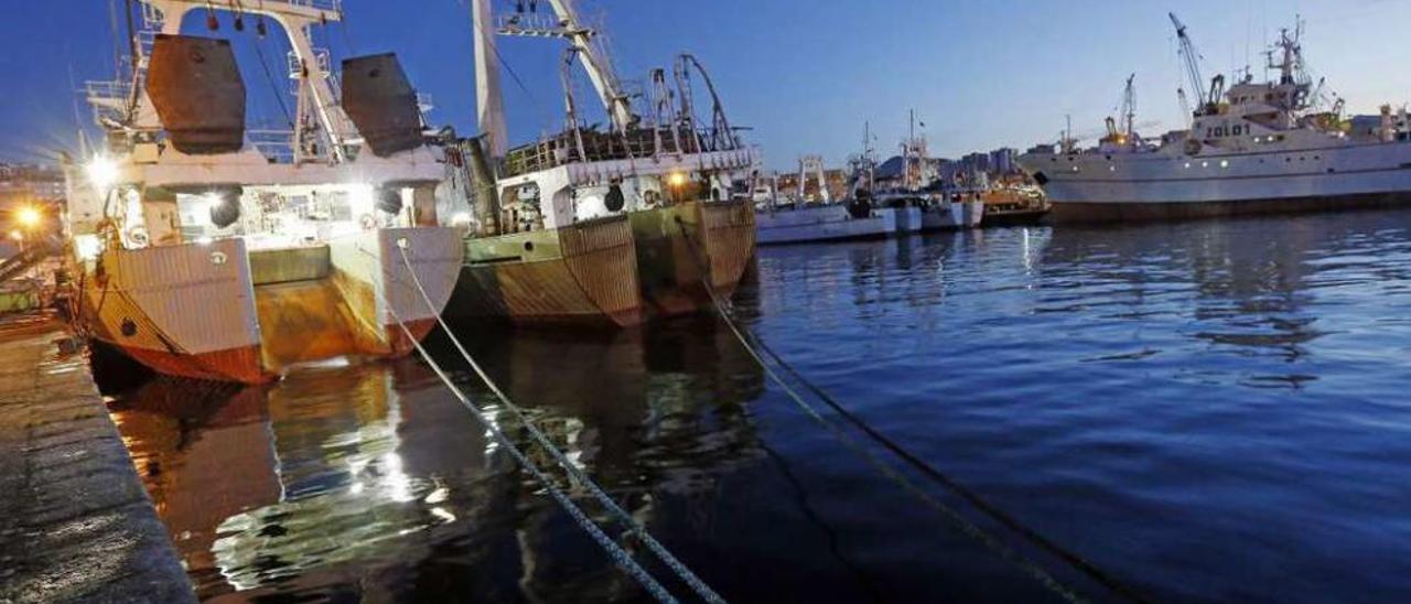 Arrastreros de NAFO y Malvinas amarrados en el puerto de Vigo en una foto de archivo. // Marta G. Brea