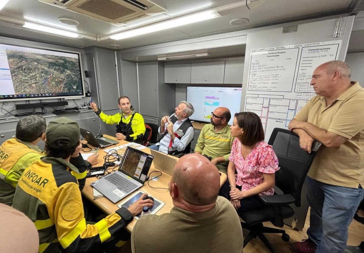 2 | 1.- EJEA DIO COBIJO A LOS VECINOSDE LOS PUEBLOS EVACUADOS.
2.- EFECTIVOS DE LA UME TRABAJARON EN LA ZONA.
3.- LA ALCALDESA DE EJEA Y VICEPRESIDENTA DE LA DPZ EN UNA REUNIÓN EN EL CENTRO DE MANDO EN FARASDUÉS.
4.-LOS AGRICULTORES NO DURARON EN PRESTAR AYUDA.
5 Y 6.- EL TRABAJO DE SANITARIOS , CRUZ ROJA Y VECINOS VOLUNTARIOS FUE ESENCIAL.