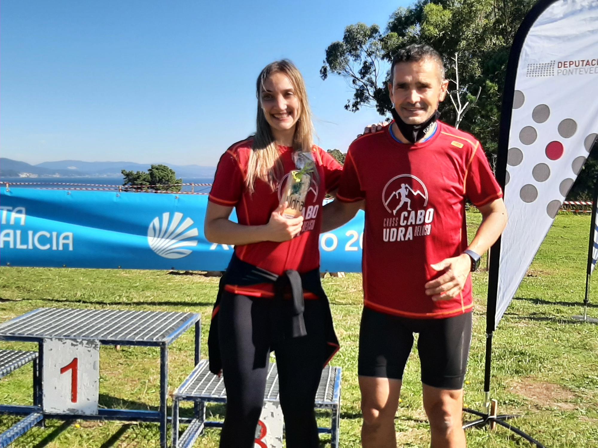 Ángela Fernández, del Bueu Running Team, recibe el Premio Bravo por parte del presidente de Asbel, Marcos Torres.