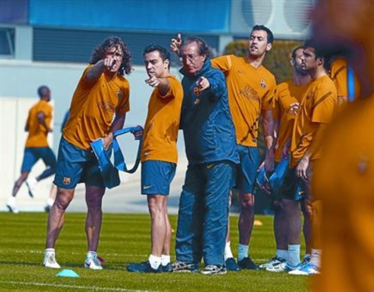 Puyol, Xavi, Busquets, Mascherano y Cesc, junto a Seirul.lo, en el entrenamiento de ayer.