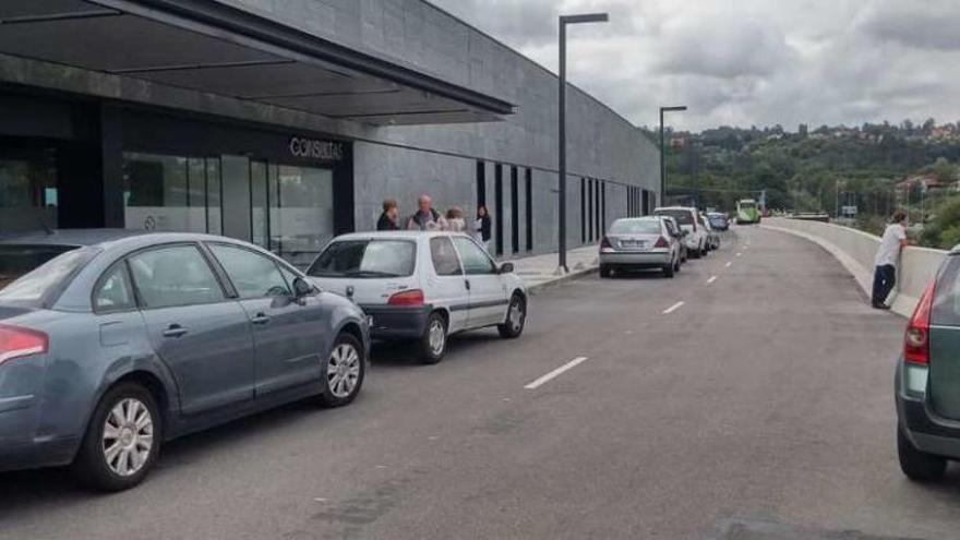 Los taxistas urgen una parada en el acceso de consultas  |  Los taxistas reclaman a la Xunta una parada en los accesos al servicio de consultas. El gremio recuerda que la Xunta rechazó su propuesta alegando que situar allí los taxis entorpecería la circulación, cuando -insiste el sector- en la actualidad ya paran coches particulares sin generar problemas. &quot;Se desvirtúa por completo su argumento&quot;, zanjan.