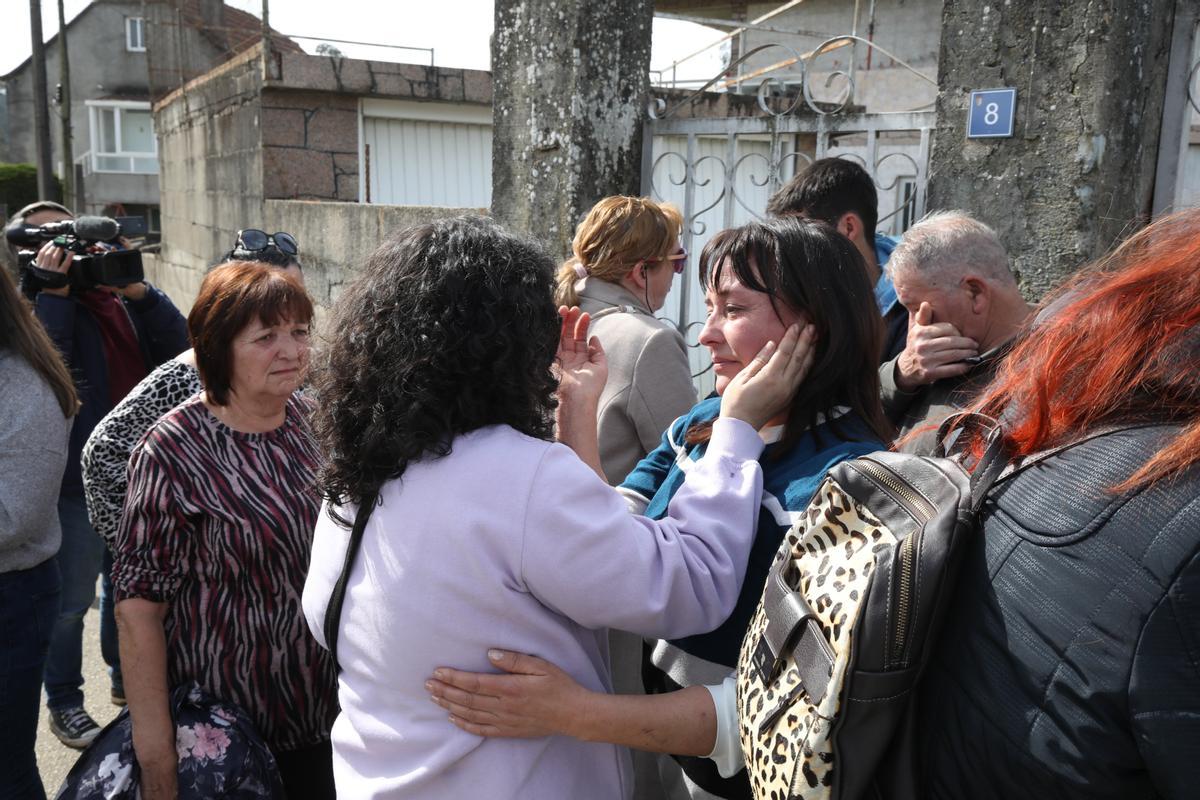 La mujer desahuciada, junto a unas vecinas