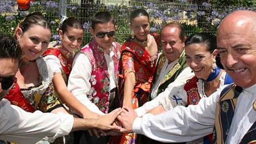 Presidentes, vicepresidentes y delegados de la Federación de Hogueras juntos en Luceros en los prolegómenos de la mascletà.