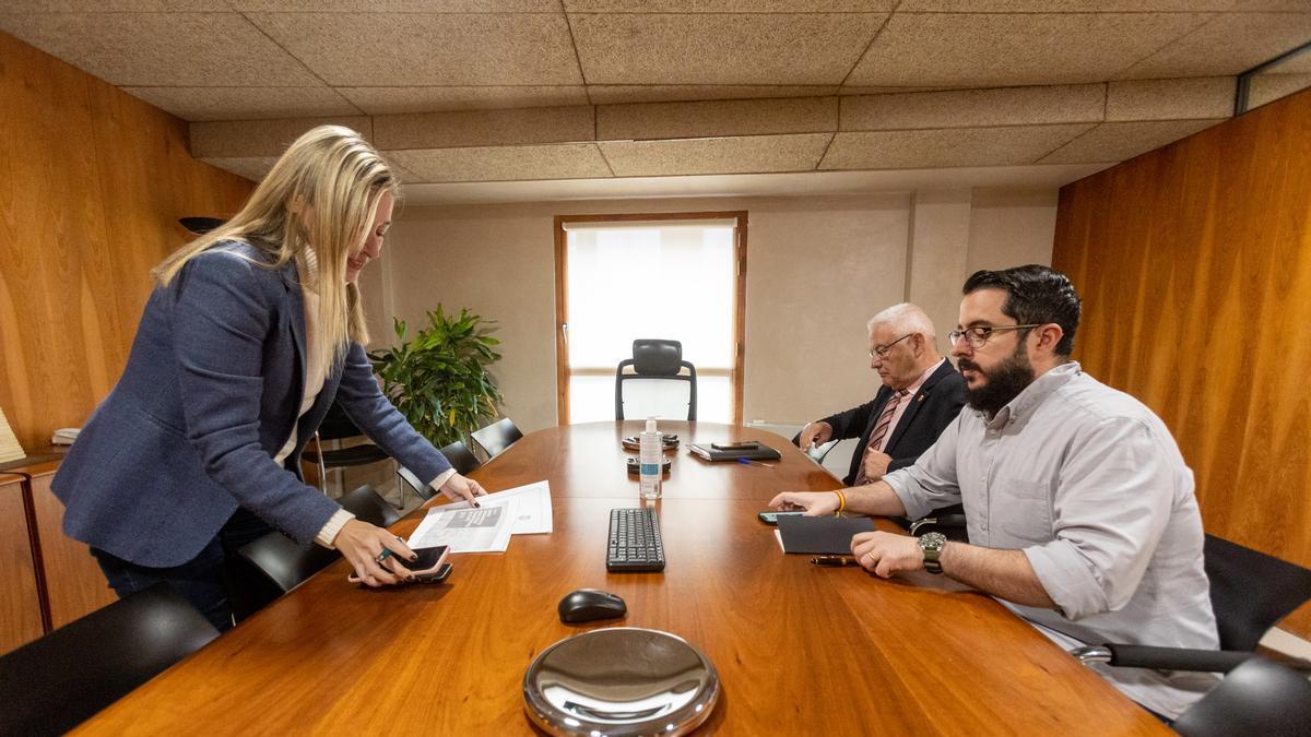 Un instante de la reunión entre el PP y Vox para negociar el Presupuesto, que se celebró este viernes