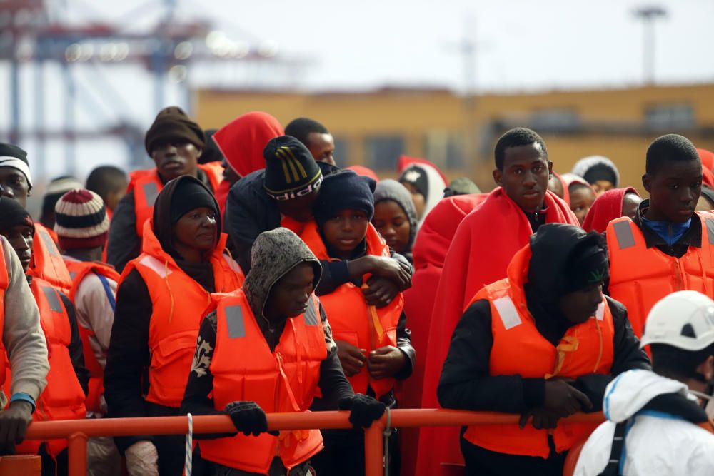 Llegan al puerto de Málaga 148 personas ...