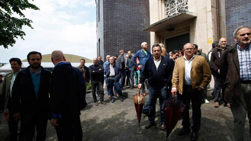 Asistentes al funeral, a las puertas del templo del Quirinal.