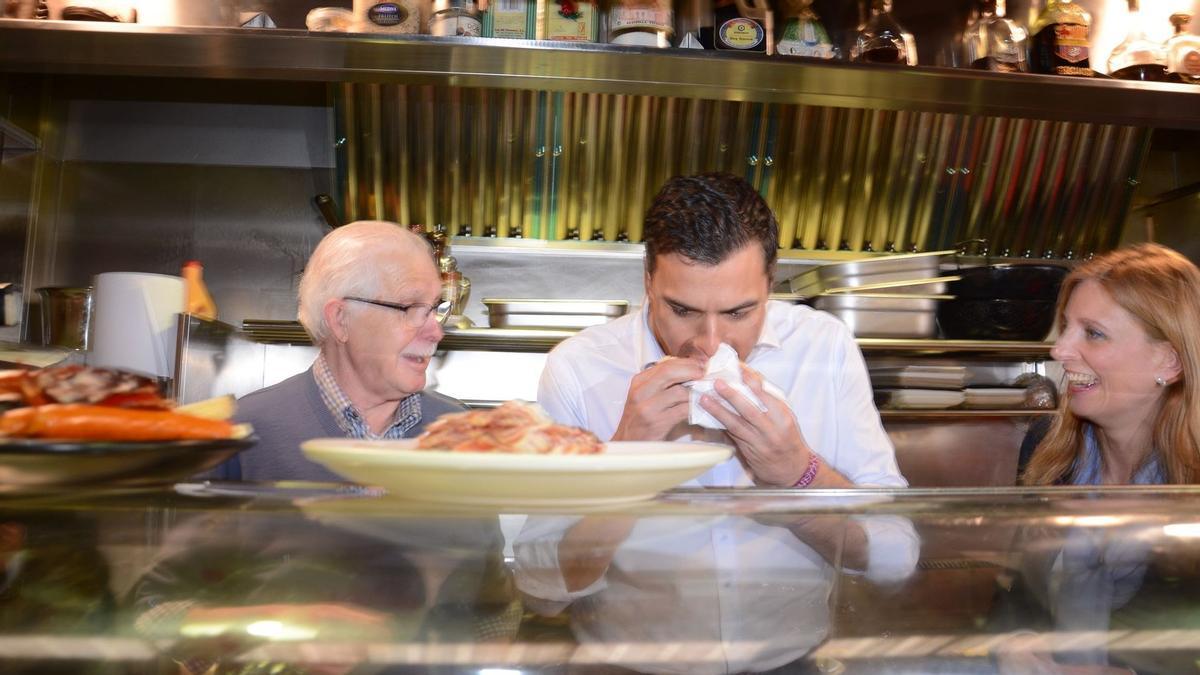 El presidente Pedro Sánchez no quiso perderse los productos que se pueden encontrar tras la barra del bar del Mercat Central cuando vino a Castelló.