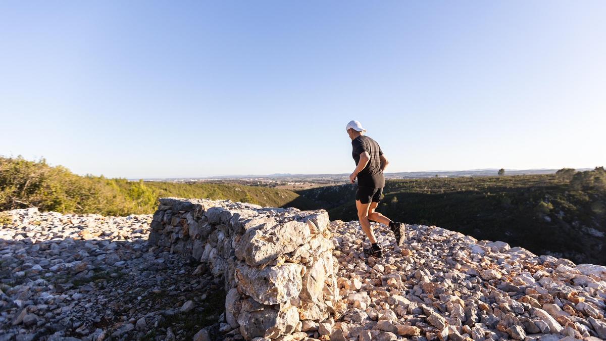 L'atleta de trailrunning Miquel Cruz corrent per la garriga d'Empordà.