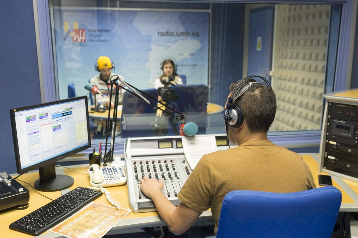 La UMH oferta prácticas en su radio a los estudiantes