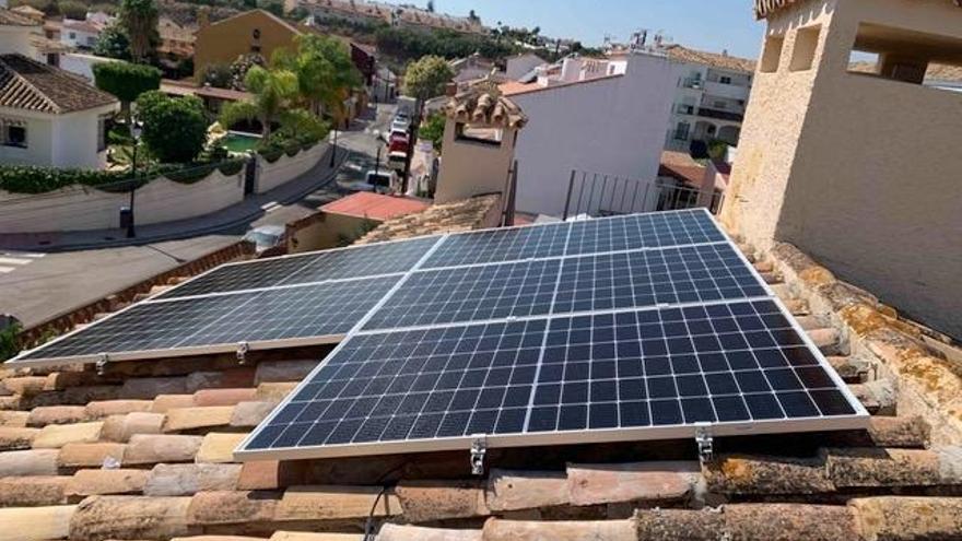 Placas solares colocadas en un tejado por Intex Solar.