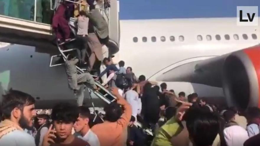 Desesperación en el aeropuerto de Kabul por escapar de los talibanes