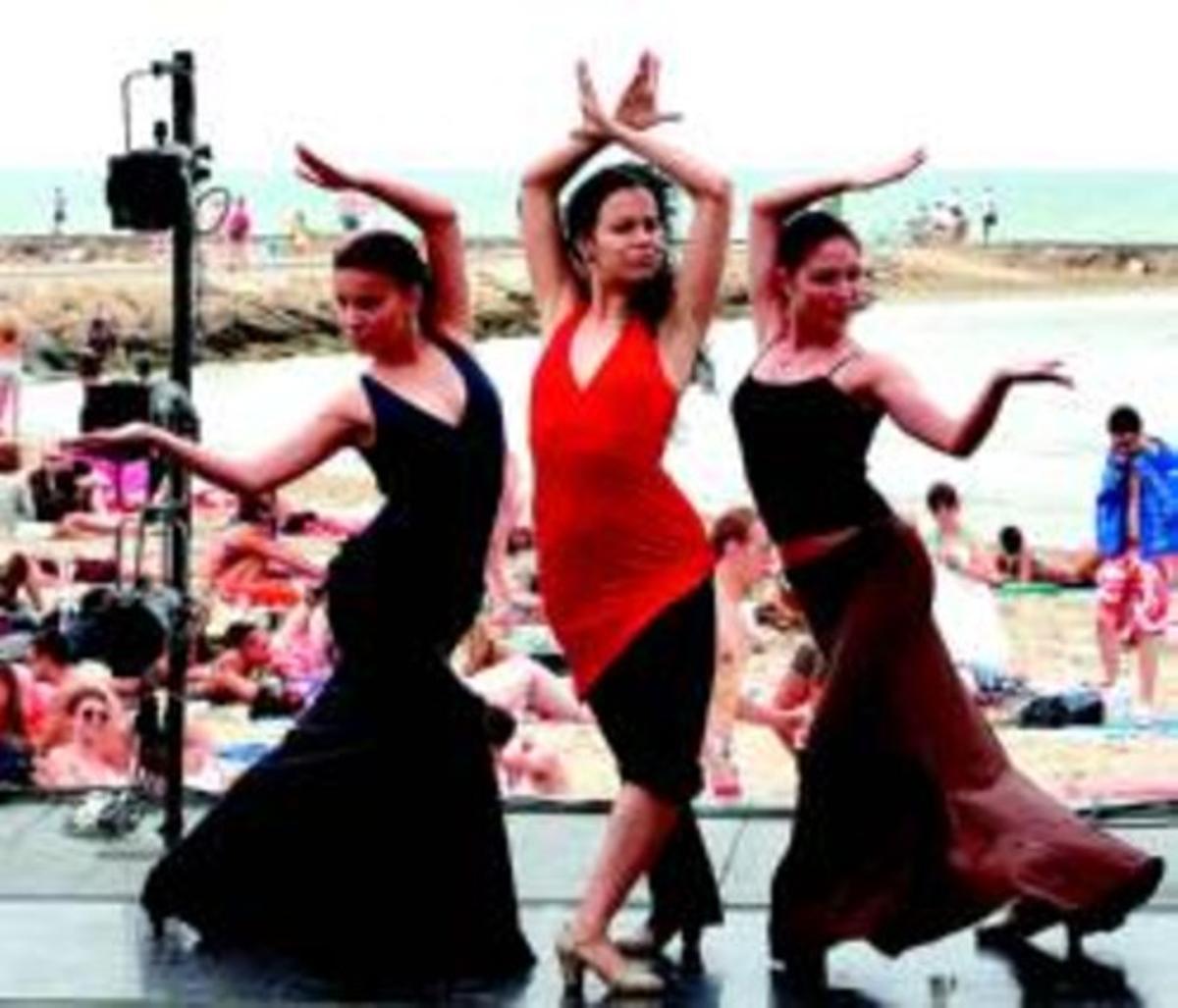 Dansa a la platja de la torre de Sant Vicenç, una de les activitats paral.leles al FIB, ahir a la tarda.