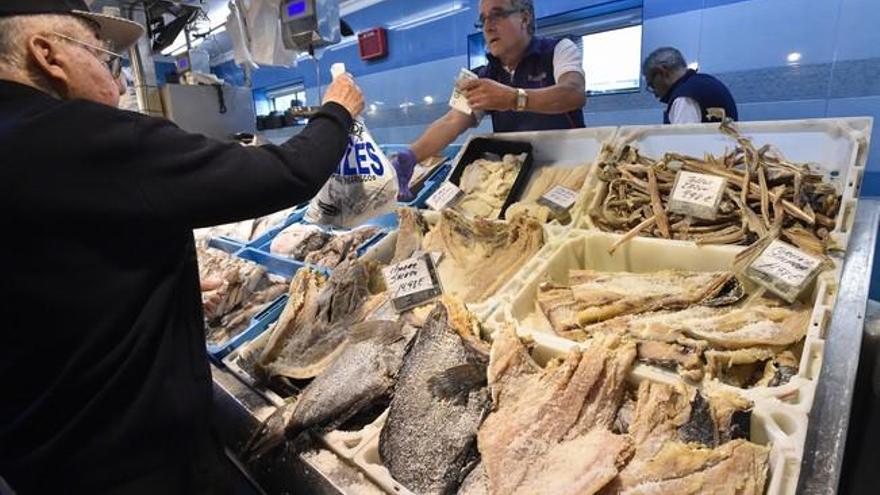 Venta de cherne para el Viernes Santo en el mercado de Altavista