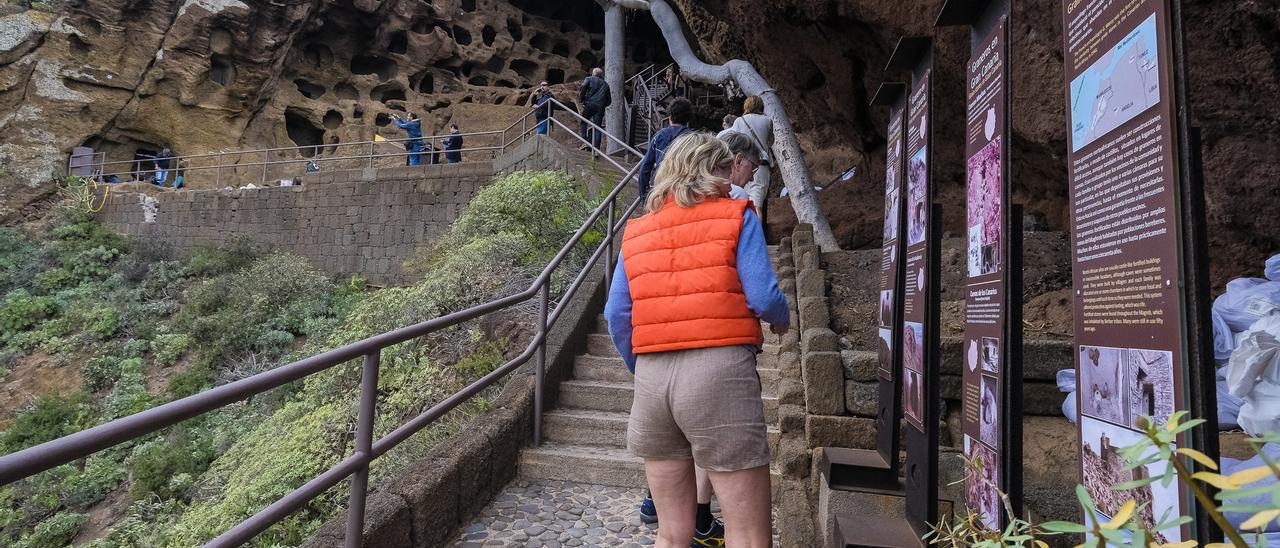 Turistas de visita en el Cenobio Valerón.