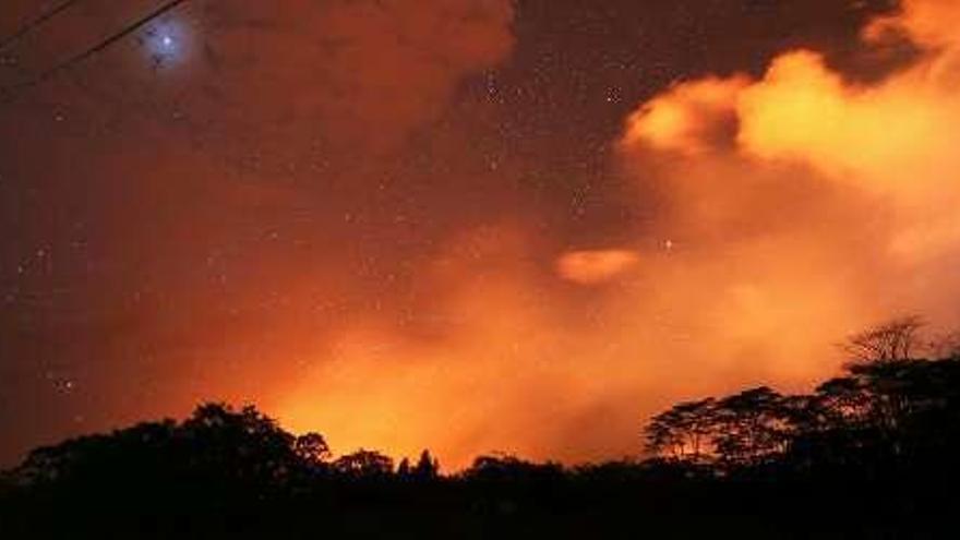 Lava expulsada durante la erupción del volcán.