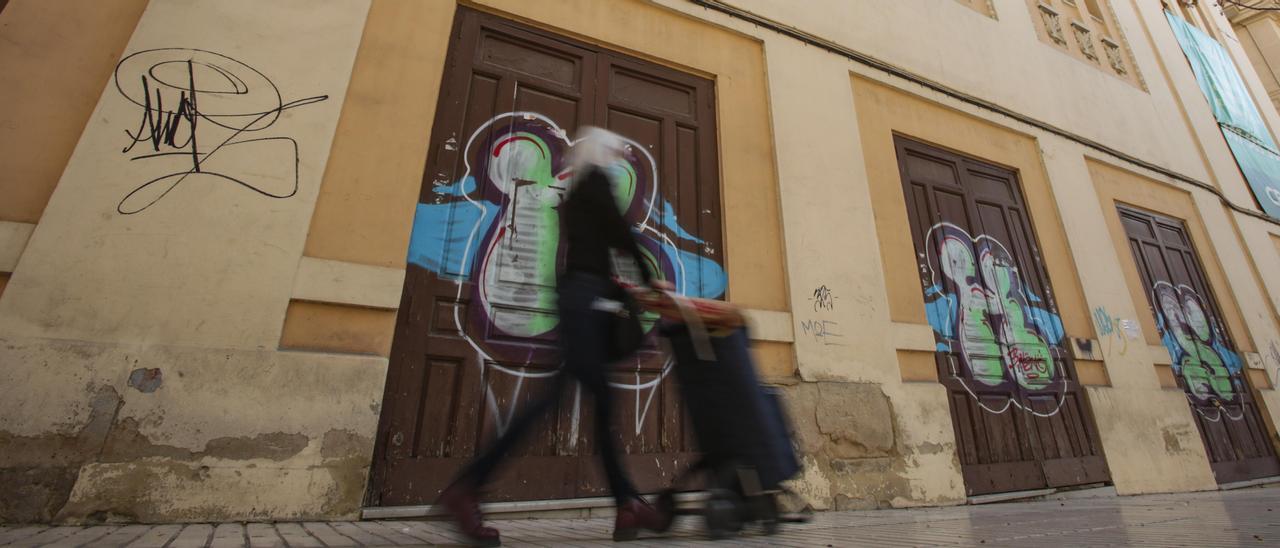 Fachada del edificio que acogió el cine Ideal y que lleva años sin ningún uso