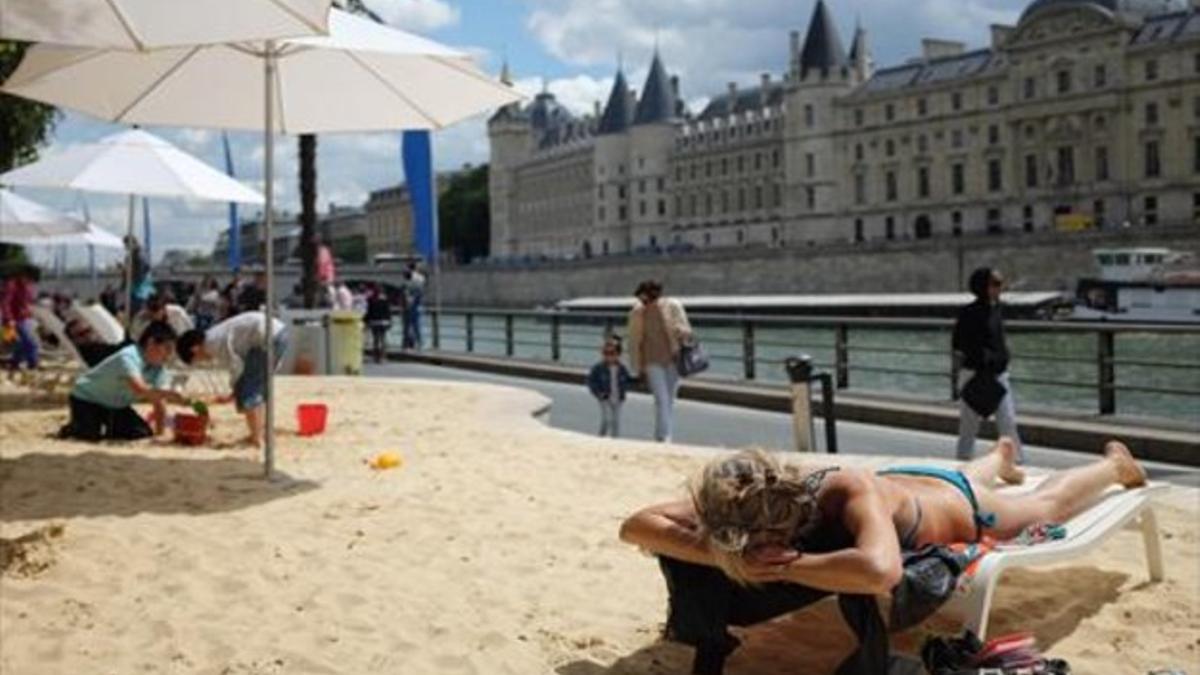 La playa de París, de día, se transforma también de madrugada.