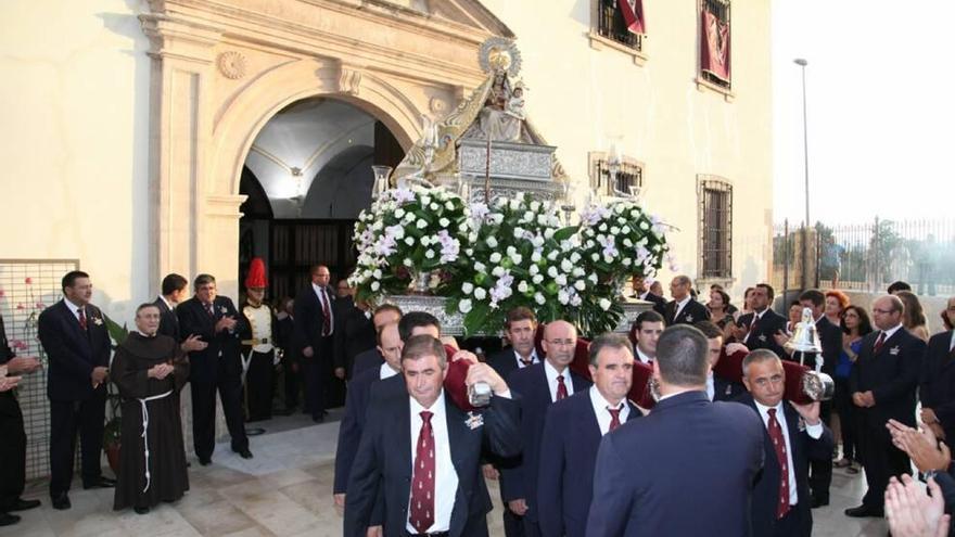 La jornada festiva concluyó con la procesión de la patrona en su trono de plata.