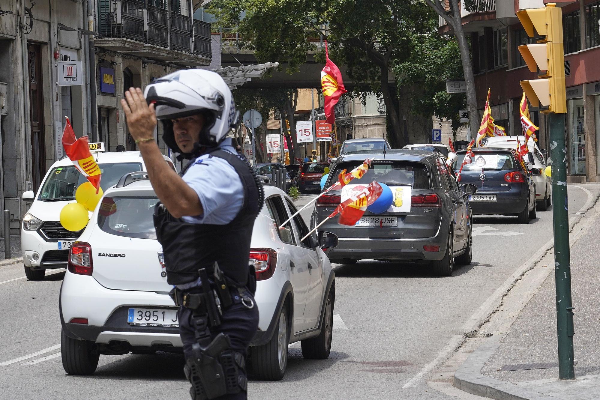 Marxa lenta de treballadors de Correus de Girona