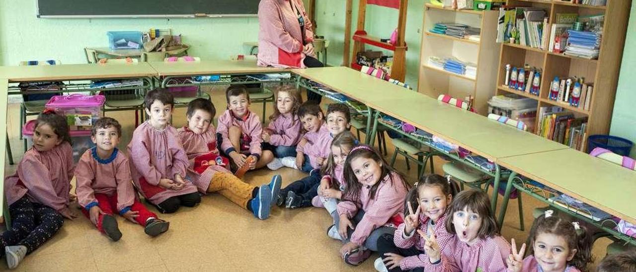 Profesora y alumnos del CEIP Bibei de Viana do Bolo, donde hay 38 niños matriculados de 3 a 6 años. // Brais Lorenzo