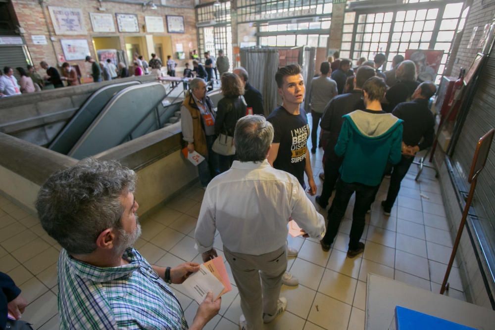 Jornada electoral en el Mercado central de Alicante.