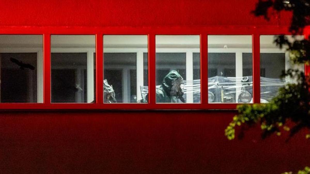 Un doctor en una zona d'aïllament tracant un pacient d'ebola