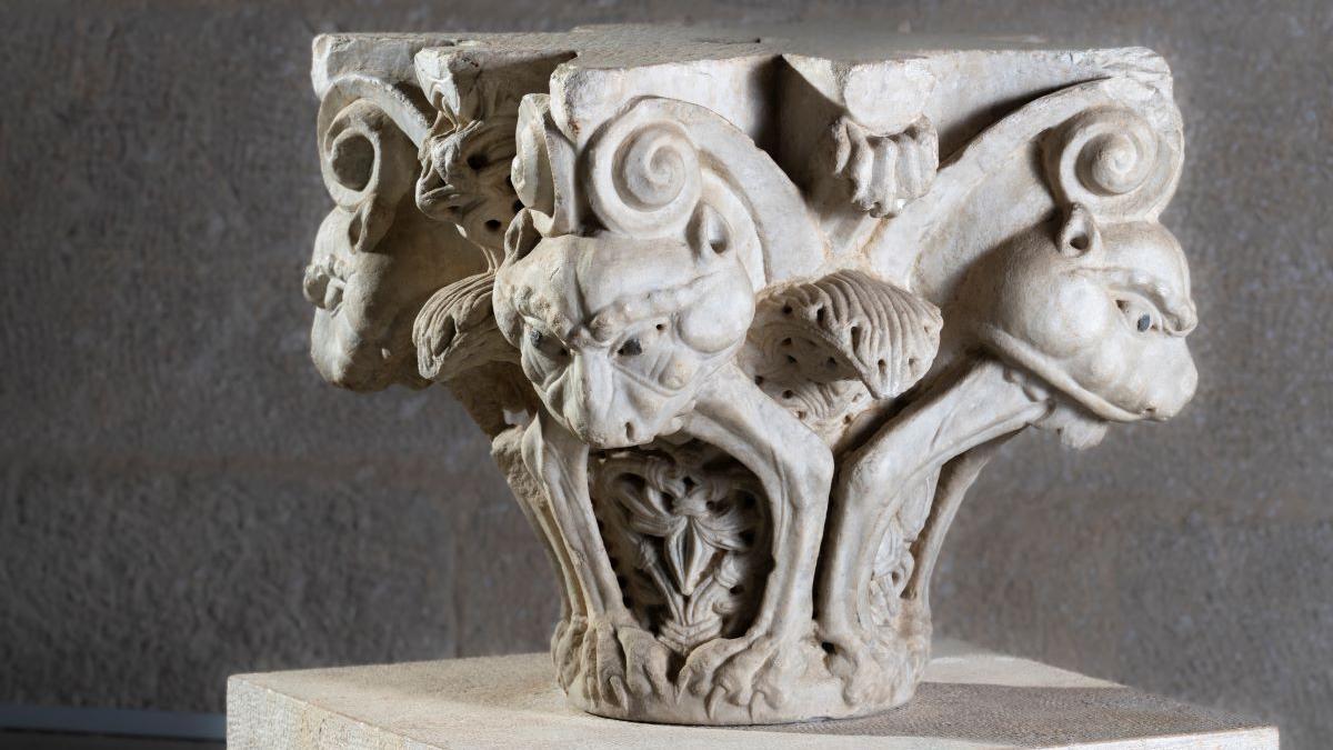 Capitell del mestre de Cabestany, del monestir de Sant Pere de Rodes, que formava part de la col·lecció Trayter.