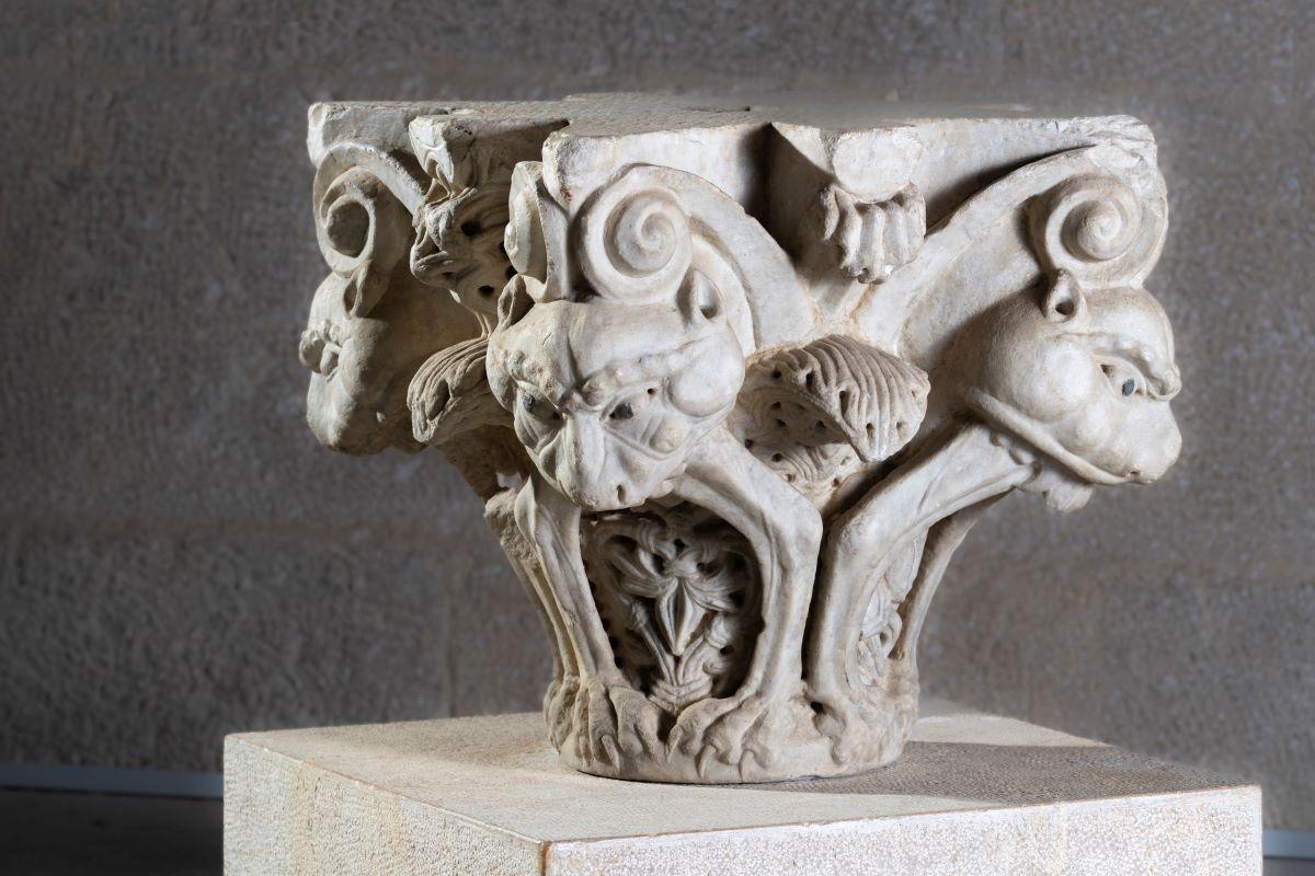 Capitell del mestre de Cabestany, del monestir de Sant Pere de Rodes, que formava part de la col·lecció Trayter.