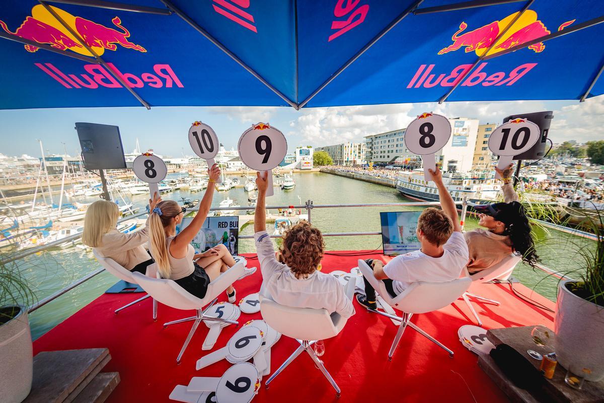 Uno de los momentos de la competición Día de las Alas de Alinghi Red Bull Racing, en Lyon, en 2019.