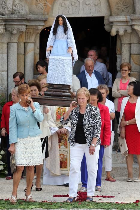 Santa María de Castrelos muestra el nuevo manto de su Virgen - La parroquia de Santa María de Castrelos rindió ayer homenaje a su Virgen en una concurrida procesión