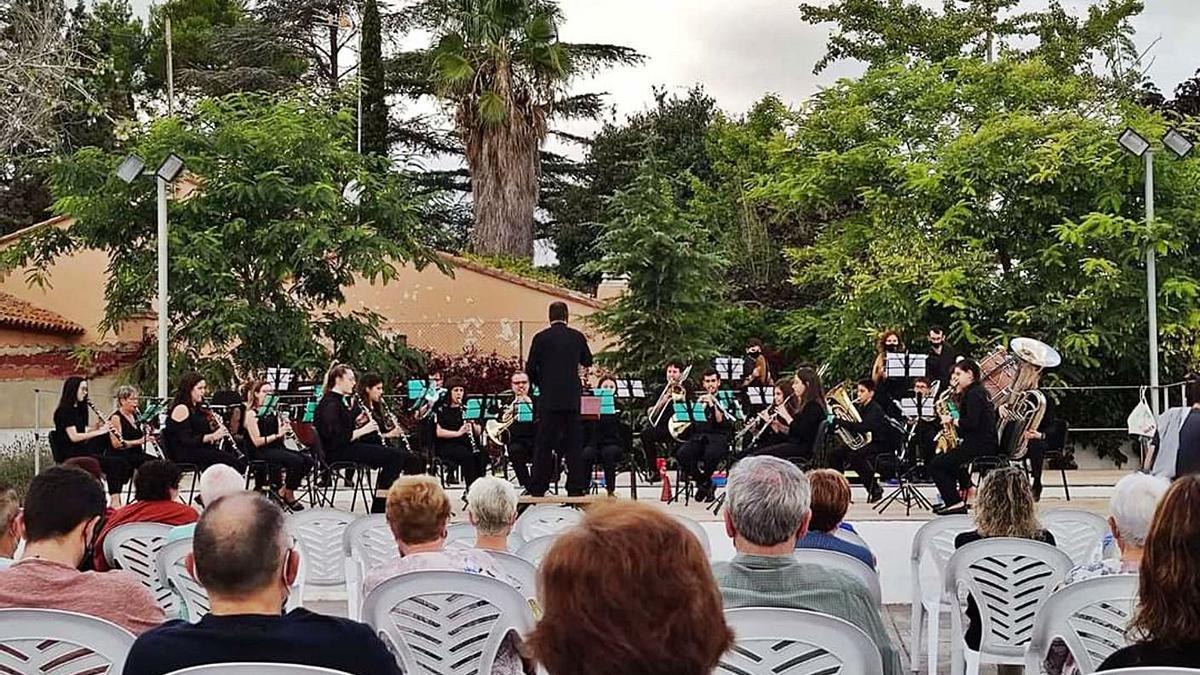 La banda de la ‘Unió Musical Cultural d’Estivella’, en un concierto.  | LLUÍS MESA