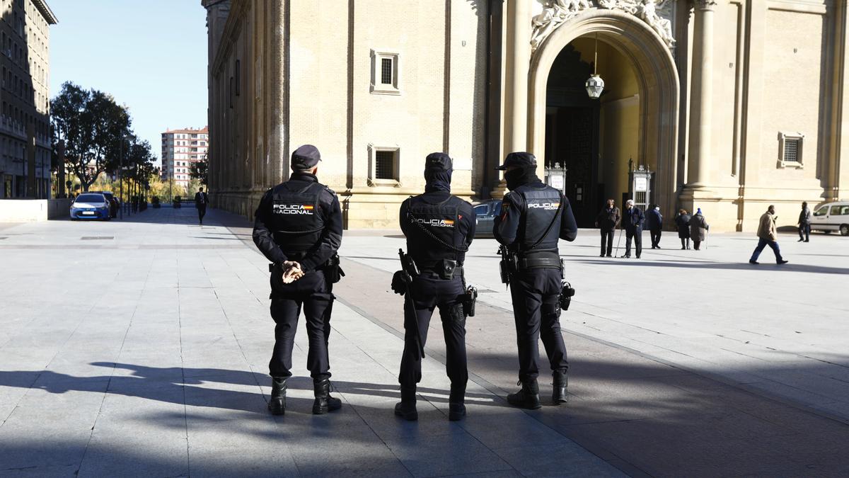 Policía Nacional en la plaza del Pilar de Zaragoza