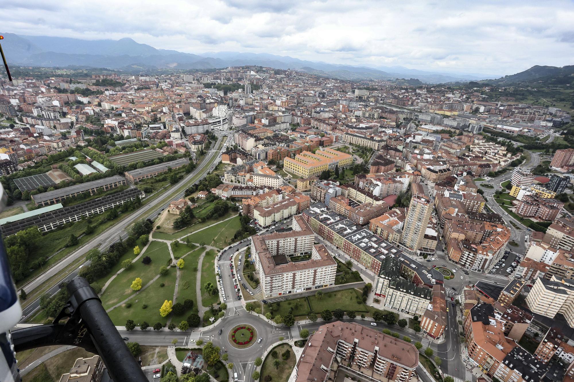 Sobrevolamos Asturias en el helicóptero de la Policía Nacional: esto es lo que ven