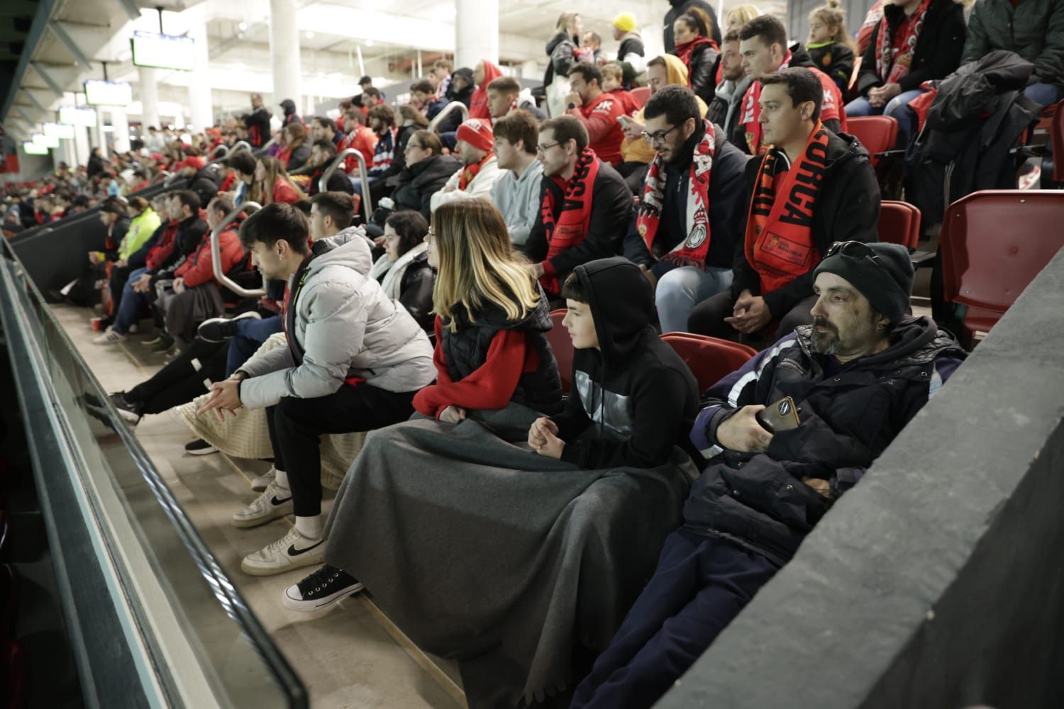 La afición del Mallorca vibra en Son Moix con la Copa del Rey