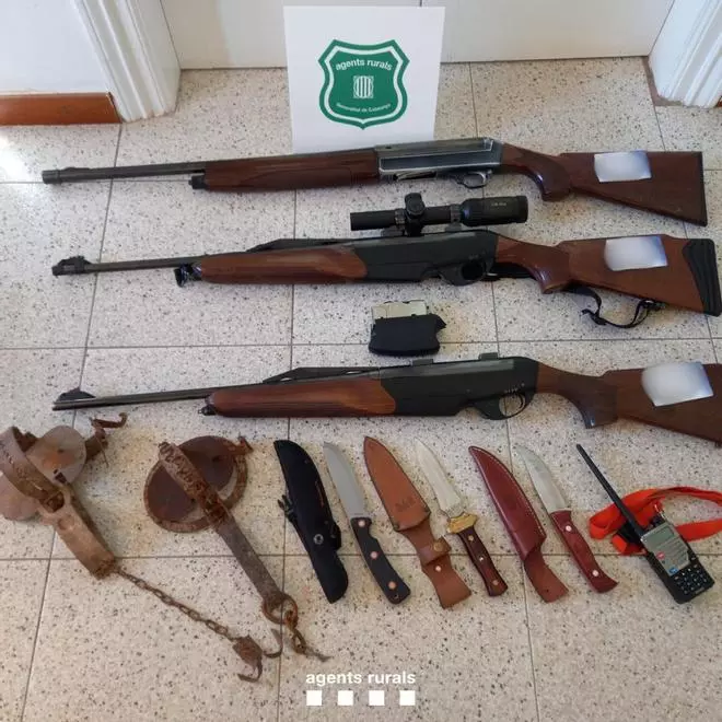 Denuncien un conductor al Lluçanès que circulava amb una arma carregada i desenfundada