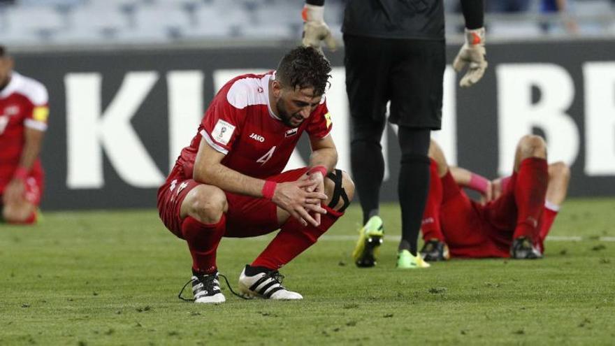 Los futbolistas sirios se lamentan al acabar el partido.