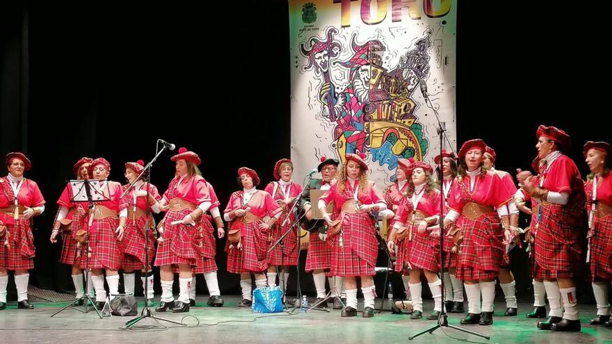 Las integrantes de la murga entonan sus coplas en un concurso anterior celebrado en el Teatro Latorre. | M. J. C.
