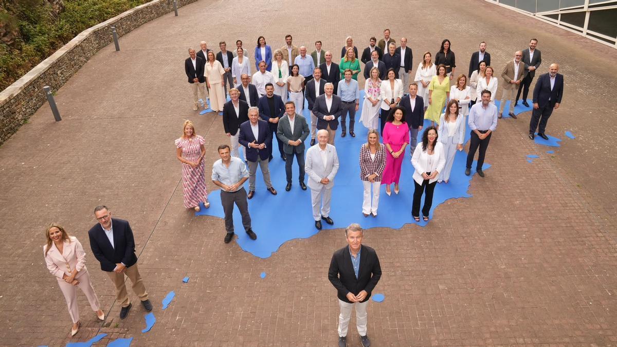 Los candidatos del PP para las elecciones municipales de 2027, este sábado en Santiago de Compostela, junto a Alberto Núñez Feijóo.