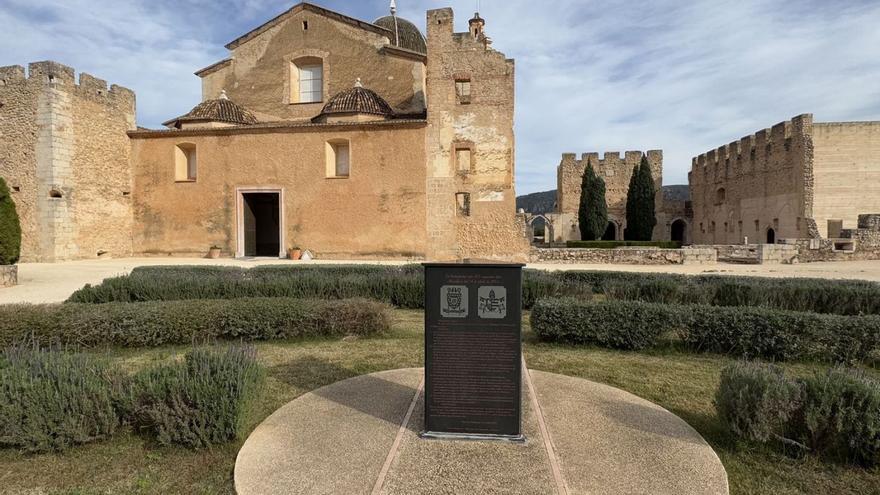 El monòlit amb el text i els firmants del manifest, davant de la Font dels Tritons. | ADRIÀ BESÓ ROS