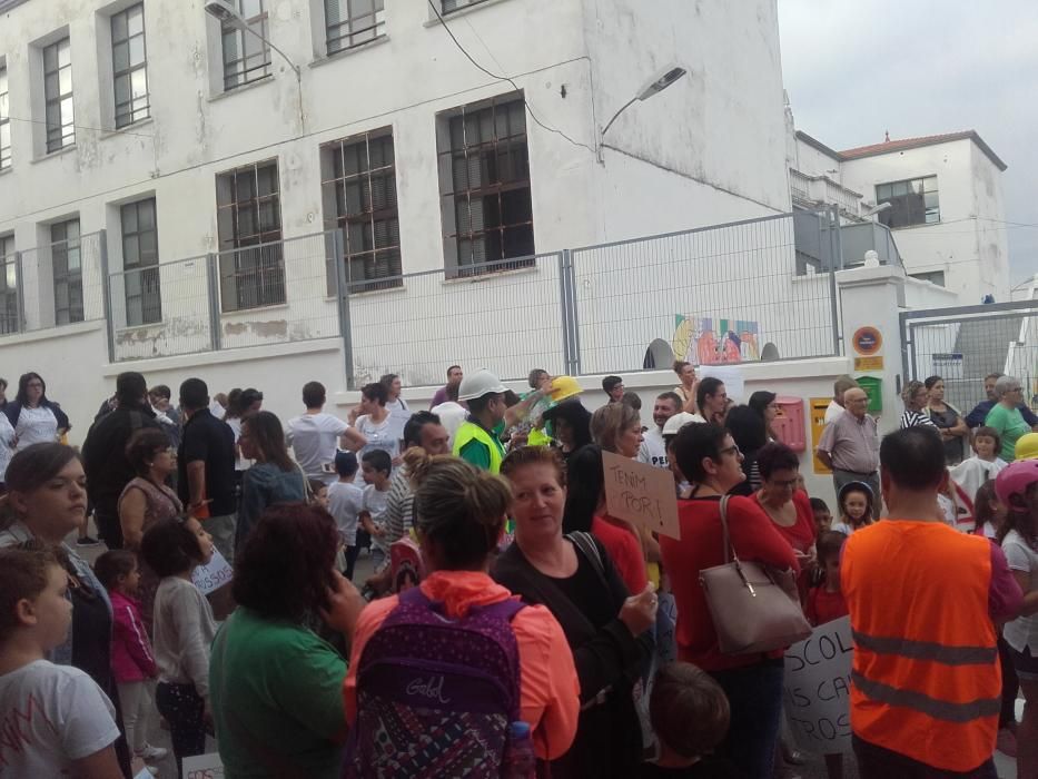 Protesta por el mal estado del colegio de la Font d'en Carròs