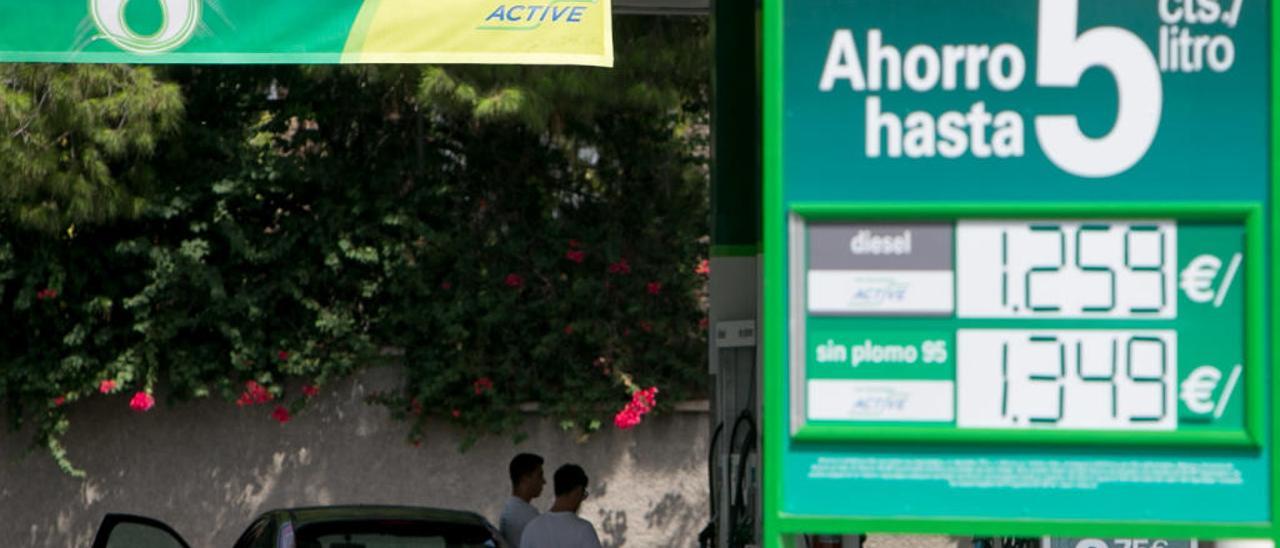 Llenar el depósito en Alicante se ha encarecido en 9 euros el último año
