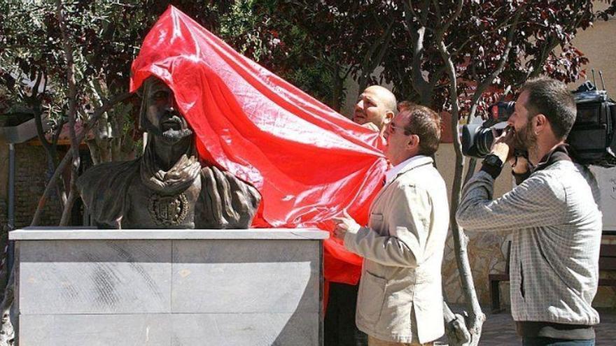 Un concejal de Vox retira una estatua de Abderramán III en Cadrete