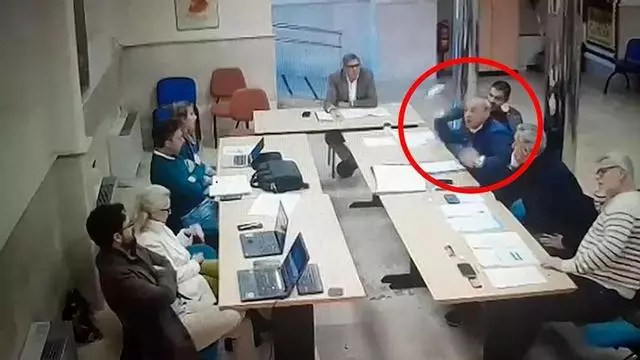 Un concejal del PSOE lanza café al portavoz de VOX durante una comisión en Aranjuez