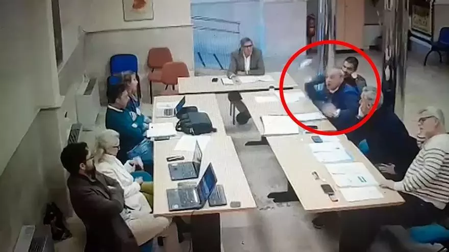 Un concejal del PSOE lanza café al portavoz de VOX durante una comisión en Aranjuez