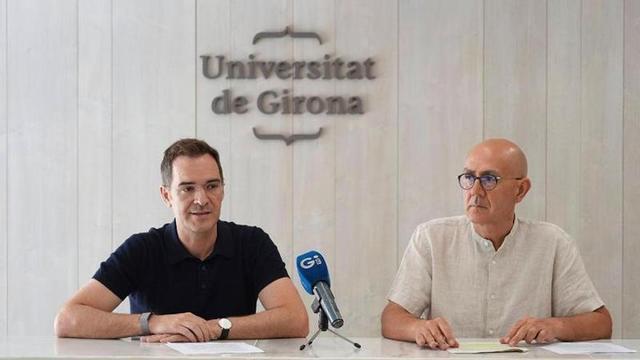 El vicerector d’Internacionalització, Josep Vila Subirós, a la dreta, i Òscar Prieto-Flores, investigador de la UdG, a l'esquerra, durant la presentació del Congrés.